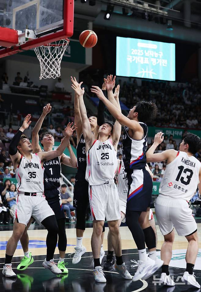 [안양=뉴시스] 김선웅 기자 = 13일 경기 안양시 정관장 아레나에서 열린 하나은행 초청 2025 남자농구 국가대표 평가전 대한민국 vs 일본 2차전 경기, 양팀 선수들이 리바운드 다툼을 벌이고 있다. 2025.07.13. mangusta@newsis.com