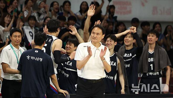 [안양=뉴시스] 김선웅 기자 = 13일 경기 안양시 정관장 아레나에서 열린 하나은행 초청 2025 남자농구 국가대표 평가전 대한민국 vs 일본 2차전 경기, 대표팀 안준호 감독이 박수를 치고 있다. 2025.07.13. mangusta@newsis.com