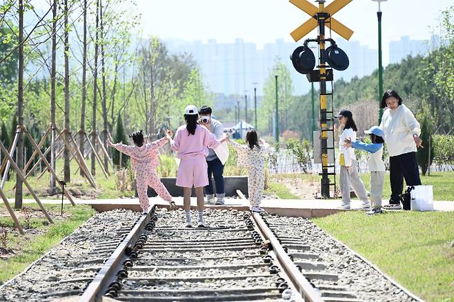 울산 북구가 주최한 제1회 울산숲 걷기행사 참가한 가족이 기념 촬영을 하고 있다. 울산북구청 제공