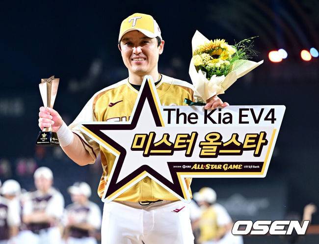[OSEN=대전, 최규한 기자] 12일 오후 대전 한화생명볼파크에서 ‘2025 신한 SOL Bank KBO리그’ 올스타전이 열렸다.KBO 올스타전 경기는 드림 올스타와 나눔올스타 대표로 나선 총 30명의 선수가 치열한 승부를 펼친다.미스터 올스타를 거머쥔 LG 박동원이 포즈를 취하고 있다. 2025.07.12 / dreamer@osen.co.kr