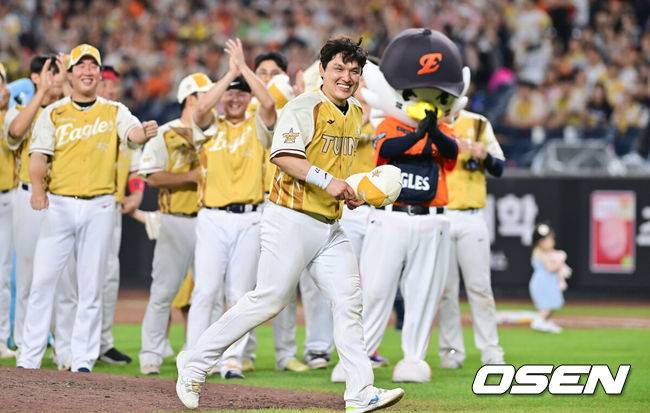 [OSEN=대전, 박준형 기자] ‘채이 아빠’ 박동원이 홈런 포함 3안타 3타점을&nbsp;폭발한 나눔 올스타가 4년 연속&nbsp;프로야구 올스타전에서 드림 올스타를 눌렀다.&nbsp;이범호 감독이 이끈 나눔 올스타(KIA·LG·한화·NC·키움)는 12일 대전 한화생명볼파크에서 열린 2025 신한 SOL Bank KBO 올스타전에서 드림 올스타(삼성·두산·KT·SSG·롯데)에 8-6으로 승리했다.미스터 올스타로 선정된 LG 박동원이 동료들의 축하를 받고 있다  2025.07.12 / soul1014@osen.co.kr