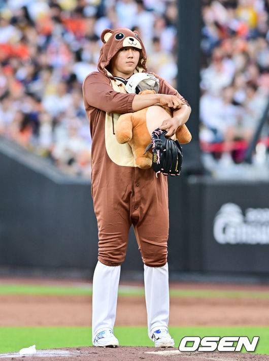 [OSEN=대전, 박준형 기자] 12일 오후 대전 한화생명볼파크에서 2025 신한 SOL뱅크 KBO 올스타전이 열렸다.13년 만에 대전에서 열리는 KBO 올스타전은 드림 올스타와 나눔올스타 대표로 나선 총 30명의 선수가 치열한 승부를 펼친다.4회초 배찬승이 곰돌이 복장을 한채 마운드에 오르고 있다.  2025.07.12 / soul1014@osen.co.kr