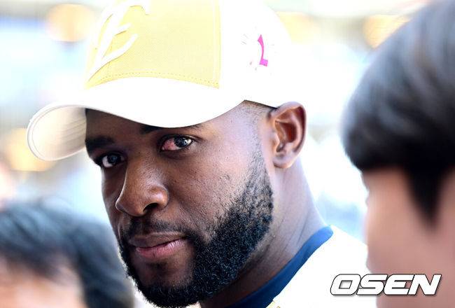 [OSEN=대전, 최규한 기자] 12일 오후 대전 한화생명볼파크에서 ‘2025 신한 SOL Bank KBO리그’ 올스타전이 열렸다.KBO 올스타전 경기는 드림 올스타와 나눔올스타 대표로 나선 총 30명의 선수가 치열한 승부를 펼친다.한화 에스테반 플로리얼이 팬사인회를 마친 뒤 취재진과 인터뷰를 하고 있다. 2025.07.12 / dreamer@osen.co.kr