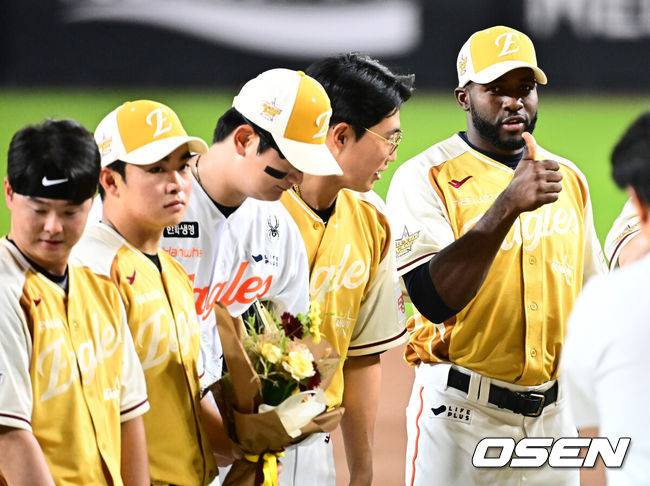 [OSEN=대전, 지형준 기자] ‘채이 아빠’ 박동원이 홈런 포함 3안타 3타점을&nbsp;폭발한 나눔 올스타가 4년 연속&nbsp;프로야구 올스타전에서 드림 올스타를 눌렀다.&nbsp;이범호 감독이 이끈 나눔 올스타(KIA·LG·한화·NC·키움)는 12일 대전 한화생명볼파크에서 열린 2025 신한 SOL Bank KBO 올스타전에서 드림 올스타(삼성·두산·KT·SSG·롯데)에 8-6으로 승리했다.&nbsp;한화 플로리얼을 비롯한 선수들이 인사를 나누고 있다. 2025.07.12 / jpnews@osen.co.kr