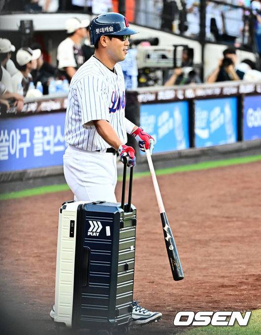 [OSEN=대전, 지형준 기자] 12일 오후 대전 한화생명볼파크에서 2025 신한 SOL뱅크 KBO 올스타전이 열렸다.13년 만에 대전에서 열리는 KBO 올스타전은 드림 올스타와 나눔올스타 대표로 나선 총 30명의 선수가 치열한 승부를 펼친다.1회 롯데 전준우가 타석에 들어서며 퍼포먼스를 선보이고 있다. 2025.07.12 / jpnews@osen.co.kr