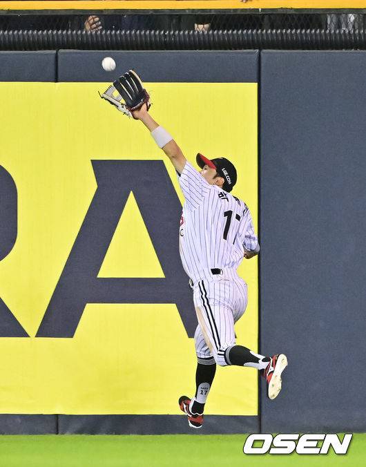 [OSEN=잠실, 박준형 기자] LG 중견수 박해민이 7회 1사 한화 플로리얼의 안타성 타구를 잡아내고 있다.  2025.05.27 / soul1014@osen.co.kr