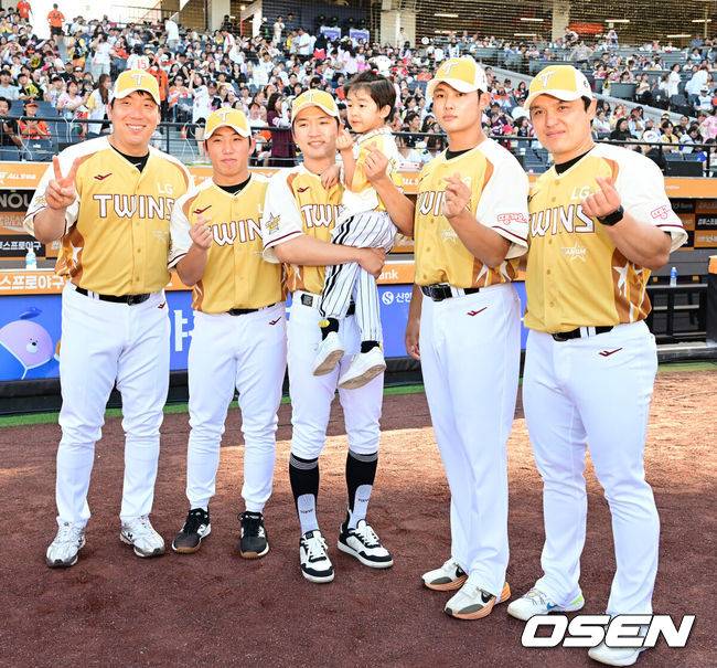 [OSEN=대전, 최규한 기자] 12일 오후 대전 한화생명볼파크에서 ‘2025 신한 SOL Bank KBO리그’ 올스타전이 열렸다.KBO 올스타전 경기는 드림 올스타와 나눔올스타 대표로 나선 총 30명의 선수가 치열한 승부를 펼친다.LG 김현수, 박명근, 박해민, 김영우, 박동원(왼쪽부터)가 포즈를 취하고 있다. 2025.07.12 / dreamer@osen.co.kr