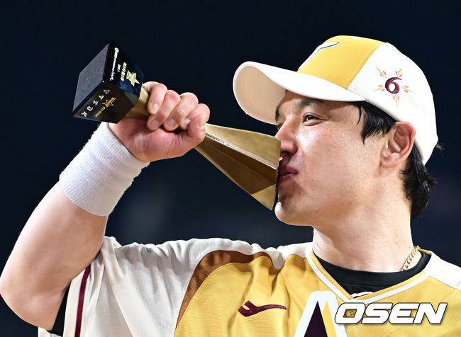 [OSEN=대전, 최규한 기자] 12일 오후 대전 한화생명볼파크에서 ‘2025 신한 SOL Bank KBO리그’ 올스타전이 열렸다.KBO 올스타전 경기는 드림 올스타와 나눔올스타 대표로 나선 총 30명의 선수가 치열한 승부를 펼친다.미스터 올스타를 거머쥔 LG 박동원이 트로피에 키스하고 있다. 2025.07.12 / dreamer@osen.co.kr