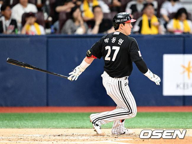 [OSEN=고척, 이대선 기자] 6일 오후 서울 고척스카이돔에서 2025 신한 SOL Bank KBO리그 키움 히어로즈와 LG 트윈스의 경기가 열렸다.키움은 로젠버그, LG는 치리노스를 선발 투수로 내세웠다.4회초 1사 3루에서 LG 박동원이 좌전 적시타를 치고 있다. 2025.06.06 /sunday@osen.co.kr