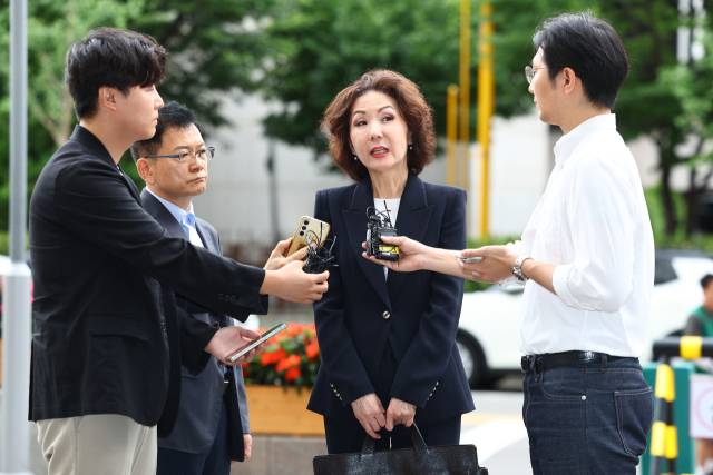 ▲이진숙 사회부총리 겸 교육부 장관 후보자가 30일 오전 서울 여의도 한국교육시설안전원에 마련된 인사청문회 준비 사무실로 출근하며 취재진과 질의응답하고 있다. ⓒ연합뉴스