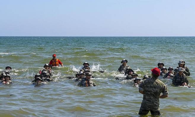 해병대 1사단 72대대 장병들은 도구해안에서 체력단련을 실시하고 있다.