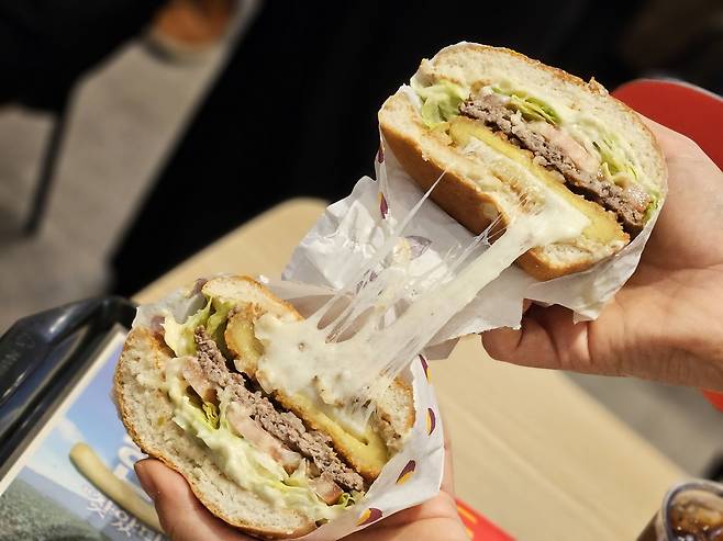 한국맥도날드가 지난 10일&nbsp;‘한국의 맛’ 프로젝트의&nbsp;2025년 신메뉴 ‘익산 고구마 모짜렐라 버거’를 출시했다.
