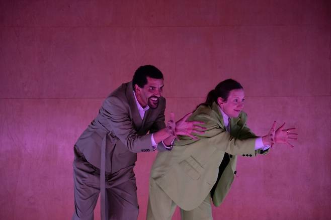 공연 예술을 현장에서 라이브로 보는 이유는 ‘라이브성’이라는 특징으로 공연자와 관람객, 관람객 간 뇌파가 동기화되기 때문이라는 연구 결과가 나왔다. 사진은 라이브 공연의 공감성을 측정하기 위해 진행하는 현대 무용 공연의 한 장면  아이사이언스/©휴고 그렌디닝 제공