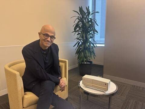 지난 3월 조주완 LG전자 대표(CEO)로부터 최초의 국산 라디오 ‘A-501’ 복원 제품을 선물받은 사티아 나델라 마이크로소프트(MS) CEO가 “정말 마음에 든다”는 문구와 함께 소셜미디어에 올린 사진. 링크드인 캡처