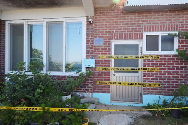 부모와 형 일가족 3명이 살해된 경기 김포 한 주택 앞에 11일 폴리스라인이 쳐져 있다. 경기 김포경찰서는 살인 혐의로 30대 A씨를 붙잡아 조사 중이라고 11일 밝혔다. A씨는 전날 오전 김포시 한 단독주택에서 60∼70대 부모와 30대 형 등 일가족 3명을 흉기로 살해한 혐의를 받고 있다. 2025.7.11 연합뉴스