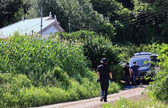 부모와 형 일가족 3명이 살해된 경기 김포 한 주택에서 11일 경찰이 현장 수습하고 있다. 경기 김포경찰서는 살인 혐의로 30대 A씨를 붙잡아 조사 중이라고 11일 밝혔다. A씨는 전날 오전 김포시 한 단독주택에서 60∼70대 부모와 30대 형 등 일가족 3명을 흉기로 살해한 혐의를 받고 있다. 2025.7.11 연합뉴스