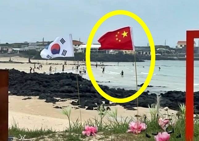 10일 소셜미디어(SNS) 스레드 이용자에 따르면 지난 8일 우도 해안도로변에서 나란히 꽂힌 오성홍기와 태극기가 포착됐다. 2025.7.10 스레드