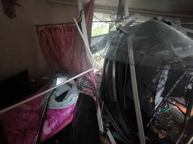 집안으로 돌진한 차량. 천안동남소방서 제공