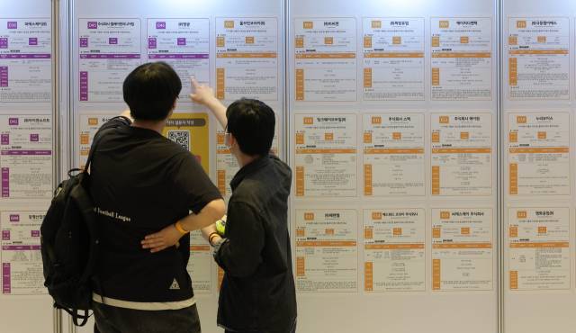 올해 5월 서울 강남구 코엑스에서 열린 ‘2025 제1차 KB굿잡 우수기업 취업박람회’에서 구직자들이 부스를 살펴보고 있다. 권욱 기자