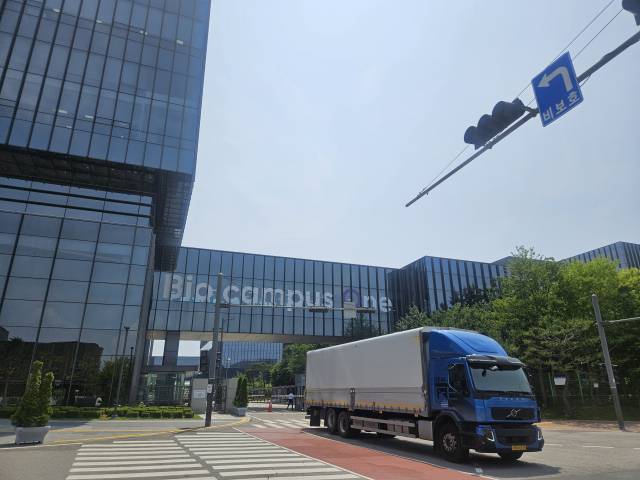 삼성바이오로직스가 생산한 원제 의약품을 실은 트럭이 상차를 마치고 11일 인천 송도 바이오클러스터 내 삼성바이오로직스 제1바이오캠퍼스를 출발하고 있다. 인천=한민구 기자