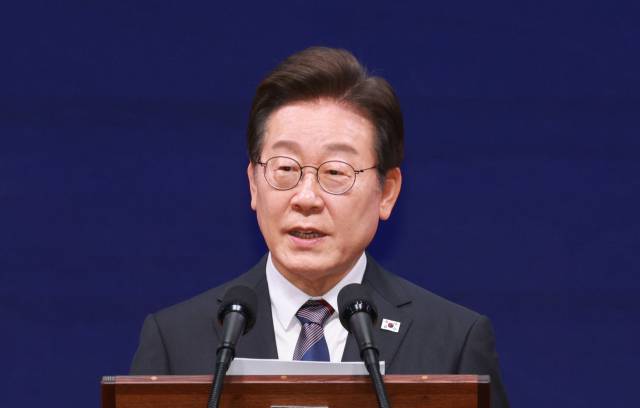 이재명 대통령이 13일 서울 강남구 코엑스에서 열린 2025 세계정치학회(IPSA) 서울총회 개막식에서 연설하고 있다. 연합뉴스