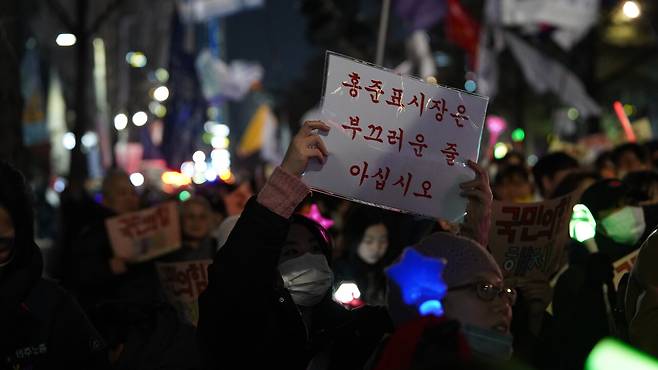 1월11일 윤석열 퇴진 대구시민 시국대회에서 한 시민이 홍준표 시장을 규탄하는 피켓을 들고 구호를 외치고 있다. ⓒ 뉴스민