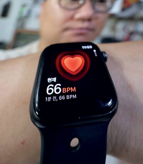 스마트워치로 맥박을 재고 있다. ⓒ시사저널 우태윤