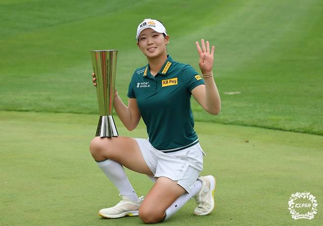 방신실이 하이원리조트 여자오픈에서 시즌 2승을 달성한 뒤  우승 트로피를 들고 통산 4승을 의미하는 네 손가락을 편 채  기념 포즈를 취하고 있다. 사진제공  |  KLPGA