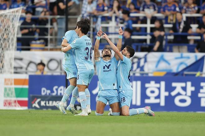 Daegu Sejingya (middle) scored the first goal in Ulsan and the expedition match on the 12th, and is making a ceremony with his colleagues. Photo courtesy ｜ Korea Professional Football Federation