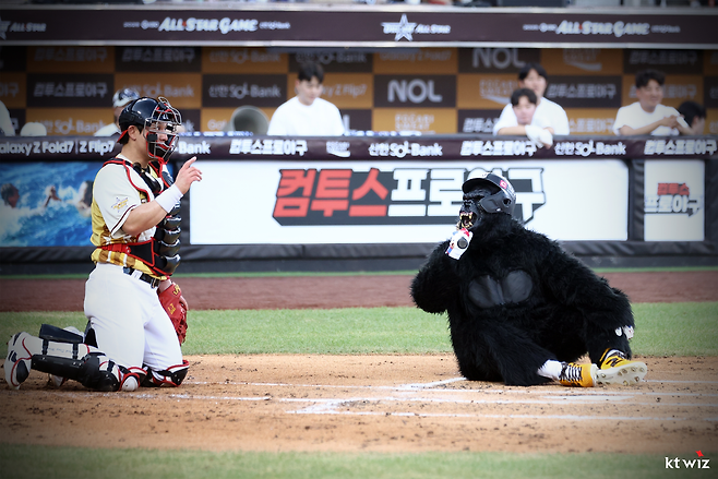 KT 안현민이 12일 대전에서 열린 올스타전에서 고릴라 분장 퍼포먼스를 하고 있다. KT 위즈 제공