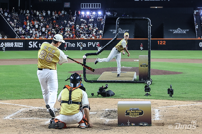NC 김주원이 11일 대전에서 열린 올스타 프라이데이 홈런 더비에서 팀 동료 김형준에게 배팅볼을 던져주고 있다. NC 다이노스 제공