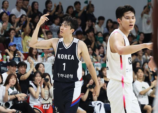 13일 경기도 안양정관장아레나에서 열린 2025 남자농구 국가대표 평가전 한국과 일본의 경기. 한국 이현중이 작전타임 때 벤치로 들어가며 관중들의 함성을 유도하고 있다. 연합뉴스