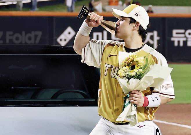 LG 박동원이 12일 대전 한화생명 볼파크에서 열린 2025 KBO 올스타전에서 미스터 올스타로 선정된 후 기념촬영을 하며 트로피에 입을 맞추고 있다. 연합뉴스