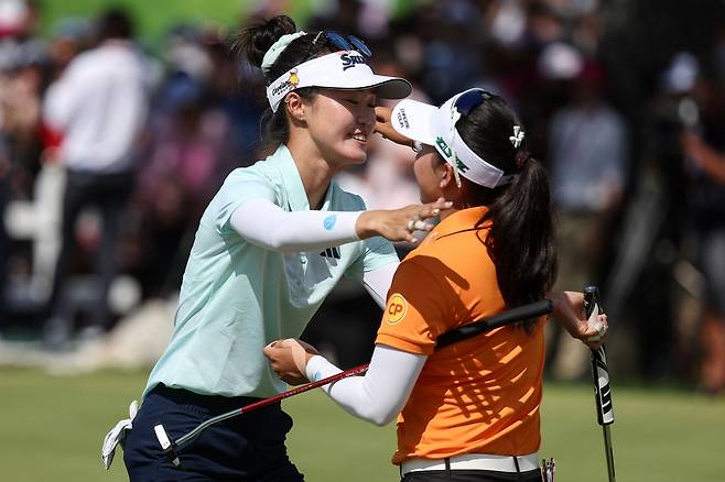 그레이스 김(왼쪽)이 13일 프랑스 에비앙레뱅의 에비앙리조트GC에서 열린 LPGA 투어 시즌 4번째 메이저대회  아문디 에비앙 챔피언십에서 2차 연장전 끝에 승리한 뒤 지노 티띠꾼과 포옹하고 있다.  에비앙레뱅｜AFP연합뉴스