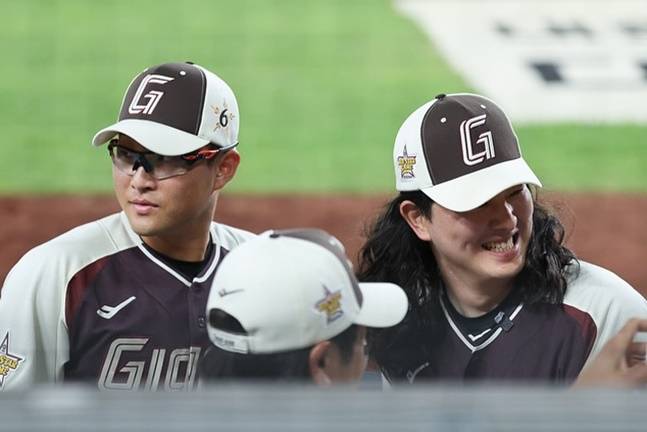 롯데 김원중(오른쪽)이 12일 열린 2025 KBO 올스타전에서 장발 가발을 쓰고 있다. /사진=롯데 자이언츠 제공