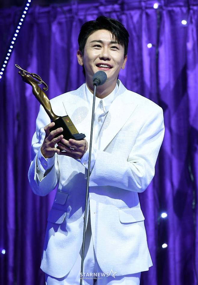 [서울=뉴시스] 가수 영탁이 지난 21일 오후 인천 중구 인스파이어 아레나에서 열린 제34회 '서울가요대상'에서 본상을 수상한 뒤 소감을 밝히고 있다. (사진=서울가요대상 조직위원회 제공) 2025.06.22. photo@newsis.com *재판매 및 DB 금지 /사진=