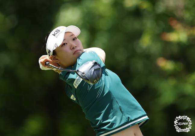 방신실이 드라이버 티샷을 날리고 있다. /사진=KLPGT 제공