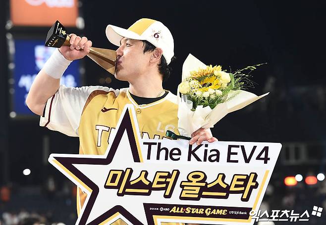 12일 오후 대전 한화생명볼파크에서 열린 '2025 신한 SOL Bank KBO 올스타전'에서 경기 종료 후 나눔 박동원이 MVP 수상 기념 촬영을 하고 있다. 대전, 박지영 기자