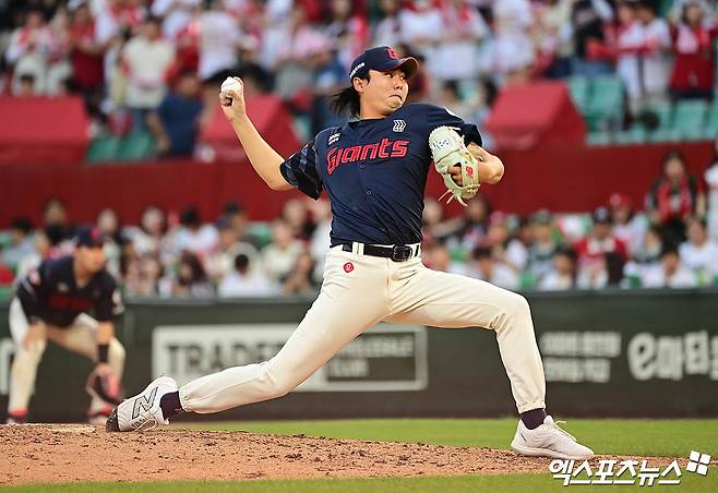 롯데 자이언츠 셋업맨 정철원이 2025시즌 전반기 20홀드를 거두면서 팀의 3위 등극에 결정적인 역할을 해줬다. 사진 엑스포츠뉴스 DB