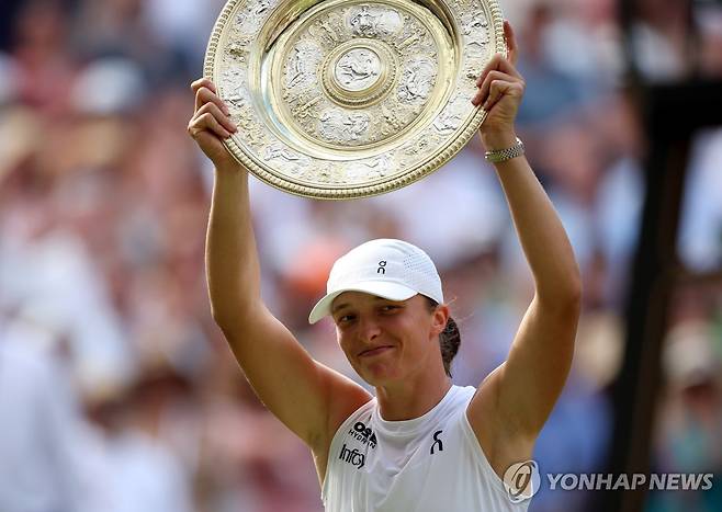 우승컵을 든 시비옹테크 [EPA=연합뉴스]