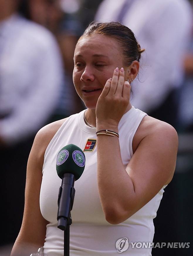 시상식에서 눈물을 흘리는 아니시모바 [로이터=연합뉴스]