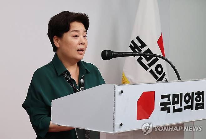 브리핑하는 윤희숙 혁신위원장 (서울=연합뉴스) 김주형 기자 = 국민의힘 윤희숙 혁신위원장이 10일 서울 여의도 당사에서 제1차 혁신위원회 회의 결과를 브리핑을 하고 있다. 2025.7.10 kjhpress@yna.co.kr