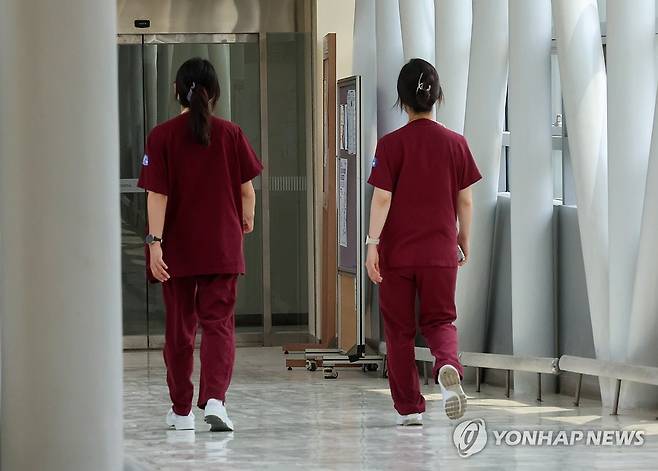 서울 시내 한 대형병원에서 의료 관계자들이 이동하고 있다. [연합뉴스 자료사진]