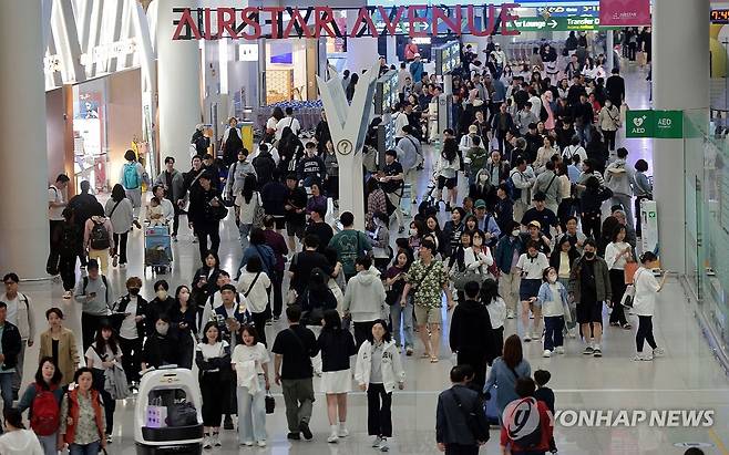 5월 황금연휴 공항 인파 [연합뉴스 자료사진]