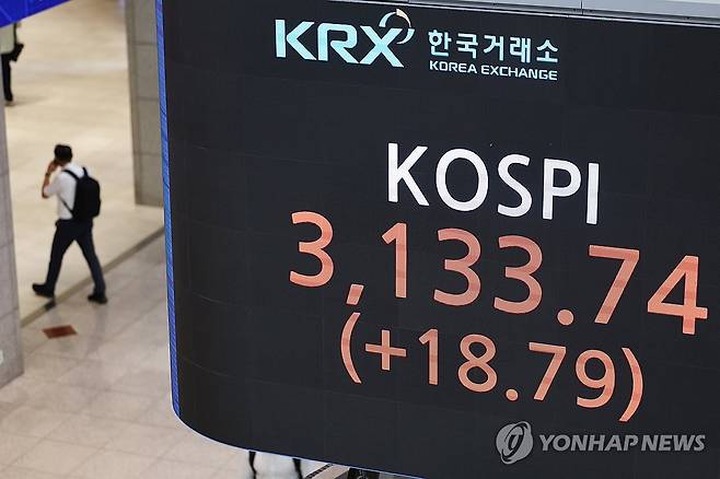 서울 여의도 한국거래소 현황판 아래를 걷는 행인 [연합뉴스 자료사진. 재판매 및 DB 금지]