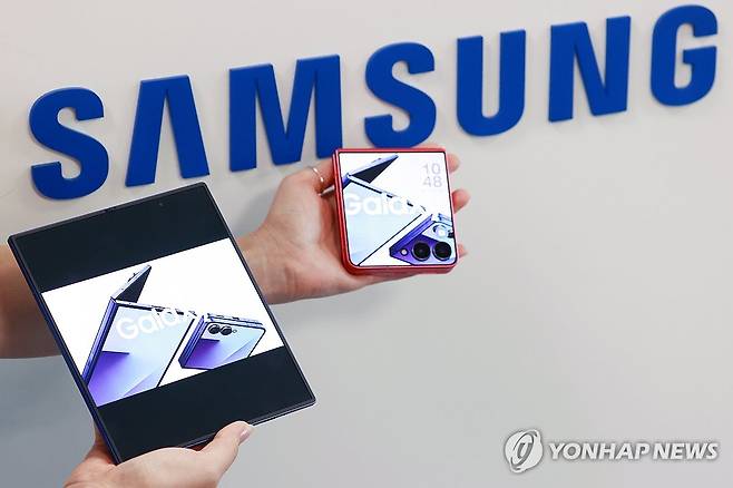 베일 벗은 갤럭시 Z 플립·폴드7 (서울=연합뉴스) 진연수 기자 = 10일 서울 중구 삼성전자 기자실에서 열린 삼성전자 갤럭시 신제품 미디어 브리핑에서 관계자가 신형 폴더블 스마트폰 갤럭시 Z 폴드7 및 플립7을 소개하고 있다. 2025.7.10 jin90@yna.co.kr