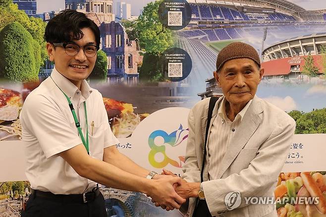 히로시마 피폭자와 경험 전승자 (히로시마=연합뉴스) 박상현 특파원 = 1945년 일본 히로시마에 원자폭탄이 투하됐을 당시 6살 어린이였던 가지야 후미아키 씨(오른쪽)와 그의 피폭 경험을 전승하는 오키모토 하루키 씨가 8일 히로시마 평화기념자료관에서 만나 악수하고 있다.
