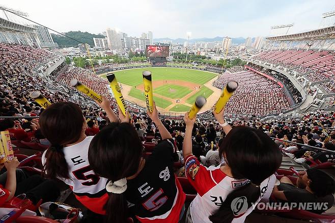 KIA 타이거즈 유니폼 입은 관중들 [연합뉴스 자료사진]
