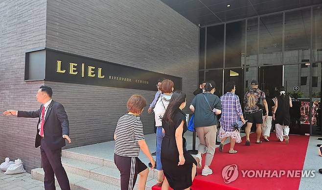 '르엘 리버파크 센텀' 모델하우스 오픈 (부산=연합뉴스) 민영규 기자 = 부산 해운대구 '르엘 리버파크 센텀'의 모델 하우스가 11일 문을 열자 시민이 줄지어 입장하고 있다. 롯데건설 하이엔드 아파트 브랜드 르엘이 서울 이외 지역에서 분양하는 것은 이번이 처음이다. 해운대구 옛 한진CY 부지에 2천70가구 규모로 들어서는 르엘 리버파크 센텀은 오는 21일 특별공급, 22일 1순위, 23일 2순위 순으로 청약을 진행한다. 3.3㎡당 평균 분양가는 4천410만원으로 책정됐다. 2025.7.11 youngkyu@yna.co.kr