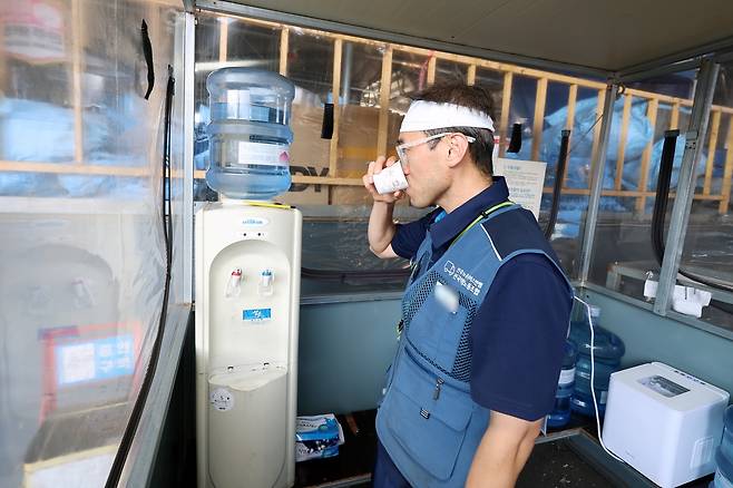 휴식하는 택배 노동자 (광주=연합뉴스) 천정인 기자 = 폭염특보가 이어진 지난 11일 오전 광주 광산구 한 택배회사 물류창고에서 한 노동자가 사측이 비치한 식염포도당과 함께 물을 마시며 더위를 식히고 있다. 2025.7.13 iny@yna.co.kr